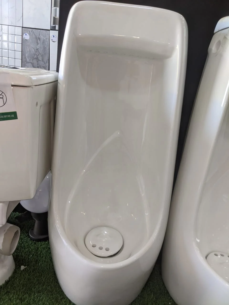 Minimalist Ceramic Wall-Hung Urinal (Manual/Concealed Flush)